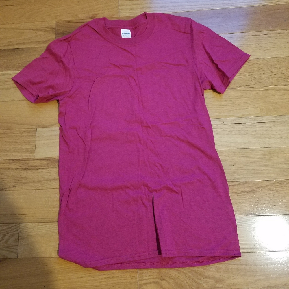 Gildan short sleeved shirt